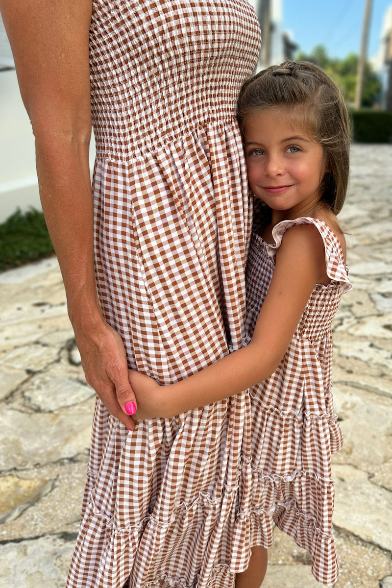 gilr mom brown dress Baby Shower Dress: Carrying the Look & Baby
